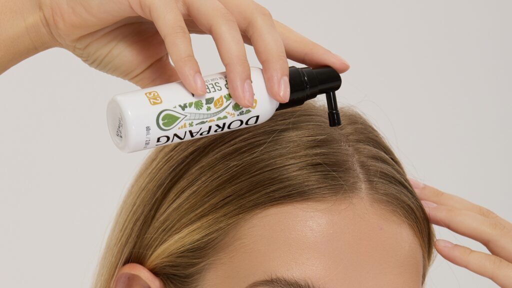 woman-are-using dorpang-scalp-serum-to-anti-hair-loss